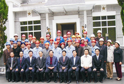 2004年10月，中共中央政治局常委、 國(guó)家副主席曾慶紅（第一排中）視察中國(guó)